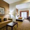 Отель Comfort Inn & Suites Lawrence - University Area, фото 30