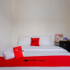 Отель RedDoorz near Alun Alun Kudus 2, фото 8