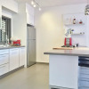 Отель Hilton Beach Stunning Designer 2BR APT, фото 4