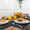 Отель OnSiteStays - Ideal Long Term Retreat, 2-Br House with Conservatory, Parking & Wi-Fi, фото 7