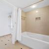 Отель CozySuites Showboat | Bold Ocean Front Villa, фото 8