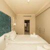 Отель Green Point Apartment Walking Distance to Stadium 407 Royal, фото 2