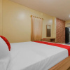 Отель RedDoorz Plus near Pantai Malalayang Manado, фото 6