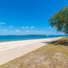 Отель Charm and Comfort in this Ground floor unit with water views! Welsby Pde, Bongaree, фото 12