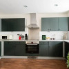 Отель The Bow Mews - Modern Bright 2bdr Apartment With Patio, фото 15
