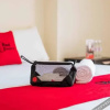 Отель RedDoorz near RS Adam Malik Medan 2, фото 17