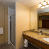 Отель Updated 2 Bedroom -Fireplace & Balcony by RedAwning - Save 20% on 7+ Nights!, фото 11