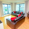 Отель Discovery Dock Apartments East by OYO Rooms в Лондоне