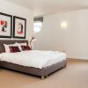 Отель Luxurious and Spacious 3 Bed in Battersea, фото 18