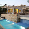 Отель Enjoy the Great Amenities Offerd at the Mourtzanakis Residence, фото 1
