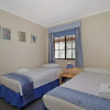 Отель Oak Cottage - Tudor Village Unit 5, фото 3