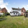 Отель Spacious 3bed Property With Parking Large Garden, фото 11