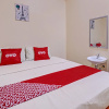Отель OYO 92470 Hotel Sahabat 2, фото 8