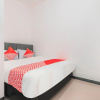 Отель Super OYO 2223 J&b Room Utan Kayu, фото 12