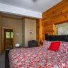 Отель Cozy Bear Chalet 4 Bedroom House, фото 3