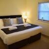 Отель Kelpies Serviced Apartments Kavanagh- 5 Bedrooms в Батгейте