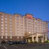 Отель Hampton Inn & Suites by Hilton Toronto Airport в Миссиссауге