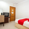 Отель RedDoorz Premium @ Raya Nginden, фото 25