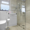 Отель Heathrow Living St Annes Svcs Hse 5 BDRM, фото 9