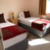Отель Lovely two bedroom bungalow with hot tub, фото 4