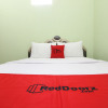 Отель RedDoorz Plus near Taman Sari, фото 24