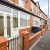 Отель Charming 4-bed Guest House in Salford, фото 1