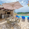Отель Loggos Seaview Cottage with Pool by Konnect, фото 28