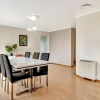 Отель Cheerful 4 bedroom home with free parking., фото 3