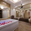 Отель Central Business Suites with Hot Jacuzzi, фото 13