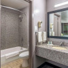 Отель Quality Inn I-10 East near Frost Bank Center, фото 9