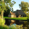 Отель Stylish thatched villa with 2 bathrooms in a holiday park near Giethoorn, фото 2