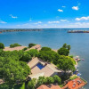 Отель Waterfront In Semi-private Cove - Great Views 4 Bedroom Home, фото 17