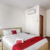 Отель RedDoorz Plus Syariah near Pondok Cabe Airport, фото 1