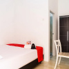 Отель RedDoorz near Cipinang Indah Mall, фото 4