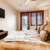 Отель Luxury 2 Bedroom Ski in, Ski out Condo in Breckenridge with Shared Pool, Hot Tub, Arcade, and Bar, фото 15