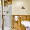 Отель Er20 - Eagles Roost Great Location! - Close To Town! 4 Bedroom Cabin by RedAwning, фото 1