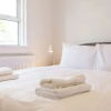Отель Bright & Airy 2BD - 10min walk to Centre, фото 7