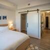 Отель Modern 2 Bed in Downtown Near The Beach, фото 16