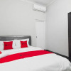 Отель RedDoorz near Batik Tulis Celaket 2, фото 6