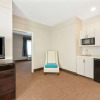 Отель La Quinta Inn & Suites by Wyndham Winnie, фото 12
