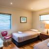 Отель Golden Sand Beachfront Apartments, фото 4