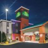 Отель La Quinta Inn & Suites by Wyndham Louisville East в Льюисвилле