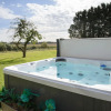 Отель Deluxe 1 Bed Versace Hottub Skytv, фото 9