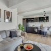Отель Sanders Arch - Adorable 1-bdr Apt w Balcony, фото 5