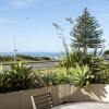 Отель The Reef Beachfront Apartments, фото 7