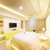 Отель Cozy Studio Room At Tamansari La Grande Apartment, фото 3