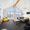 Отель Bare Feet Retreat - Waikanae Beach Holiday Home, фото 2
