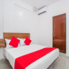Отель OYO 15695 Varcity Comforts, фото 6