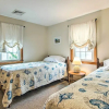 Отель Traditional Cape Cod Cottage: Walk to Beach!, фото 20