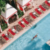 Отель Acqualina Resort & Residences On The Beach в Санни-Айлс-Биче
